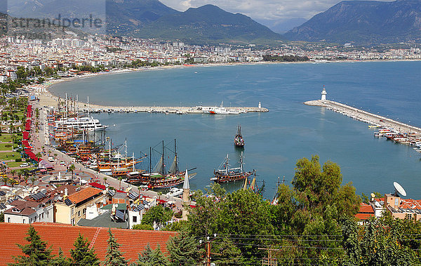 Türkei  Provinz Antalya  Alanya  der Hafen und der Rote Turm