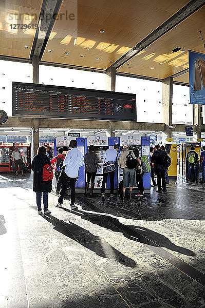 Frankreich  Stadt Nantes  Reisende in der Abfahrtshalle des Bahnhofs  Menschen kaufen Fahrkarten an Fahrkartenautomaten.
