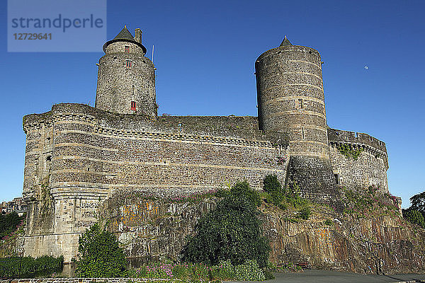 Festung von Fougeres  Westfassade vor blauem Himmel