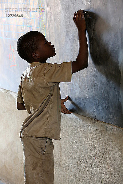 Togolesischer Schuljunge in Tabelle. Mathematik. Grundschule Adjalle. Lome. Togo.