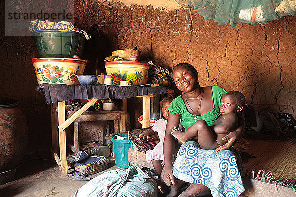 Benin  Ouidah  Beninische Mutter und ihre Kinder in einer Hütte