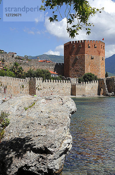 Türkei  Provinz Antalya  Alanya  Stadtmauern und roter Turm