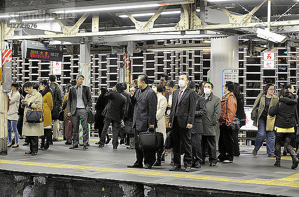 Japan  Tokio  Japaner auf einem U-Bahn-Bahnsteig