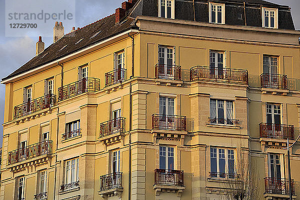 Frankreich  Nantes Stadt  vor einem Wohnhaus bei Sonnenuntergang  Immobilien.