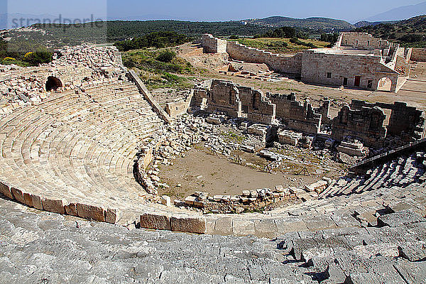 Türkei  Provinz Antalya  Gelemis  Stätte von Patara  das Theater und das Parlamentsgebäude des Lykischen Bundes