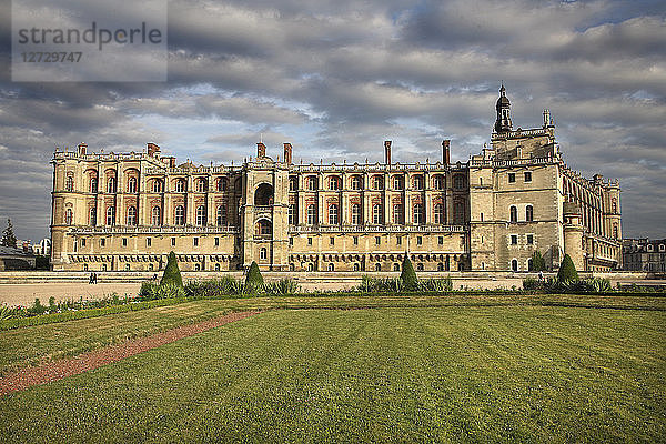 Gesamtansicht des Schlosses Saint-Germain-en-Laye im Stadtzentrum  von den Gärten aus gesehen  im Vordergrund der Rasen.