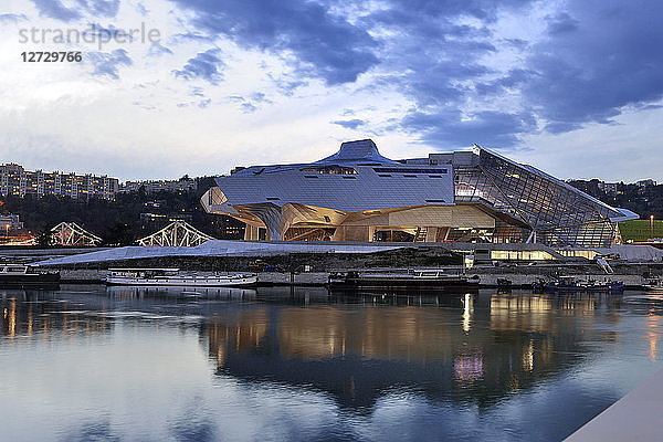 Frankreich  Südostfrankreich  Lyon  Musee des Confluences  (Architekt Coop Himmel)  Blick von der Brücke Raymond Barre  bei Nacht. Obligatorischer Kredit: Architekt Coop Himmel