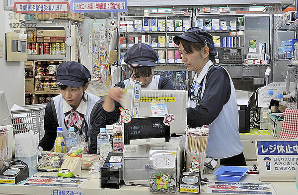 Japan  Verkäuferinnen in einem Lebensmittelgeschäft in Nakatsugawa