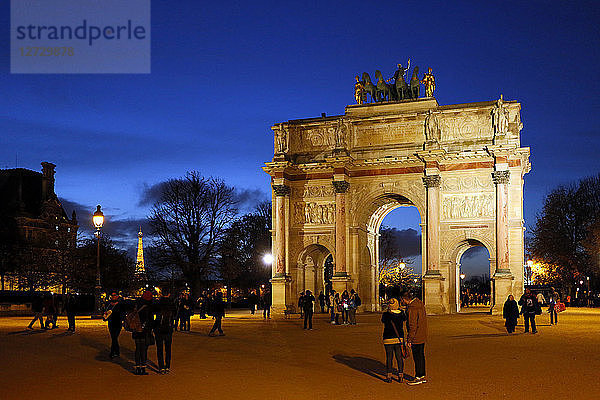 Paris  1. Bezirk  Louvre-Museum  Touristen vor dem Arc de Triomphe des Carrousel der Nacht.