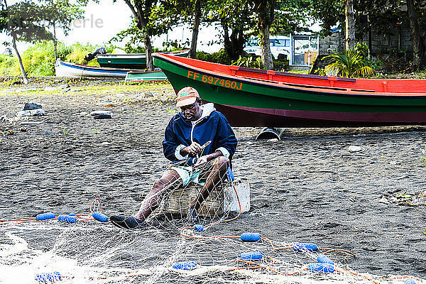 Ein Fischer  der sein Netz repariert  Saint-Pierre  Martinique  Frankreich