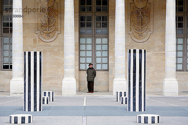 Paris  1. Bezirk  Hof des Palais Royal  Säulen von Buren. Pariser mit dem Ruhestand im Hintergrund. Obligatorischer Kredit: architecte : Buren (ADAGP)