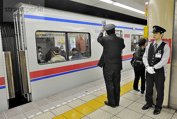 Japan  Tokio  U-Bahn-Mitarbeiter