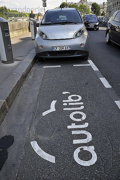 Frankreich  Paris City  Autolib-Station für Elektroautos  Autovermietung mit Selbstbedienung.