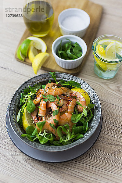 Shrimps with lamb's lettuce in bowl