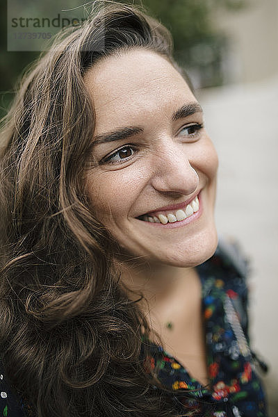 Portrait of smiling brunette woman outdoors