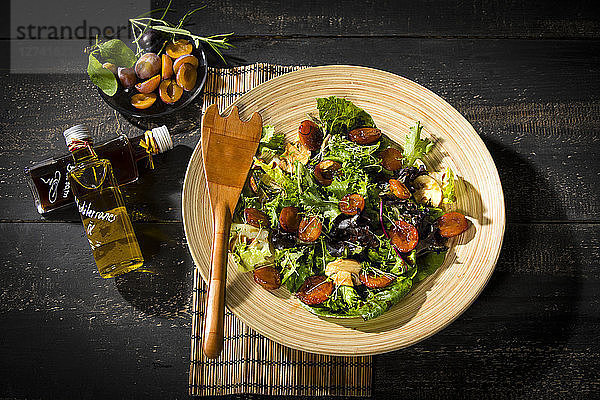 Leaf lettuce with steamed plums  champignons  almonds and cress