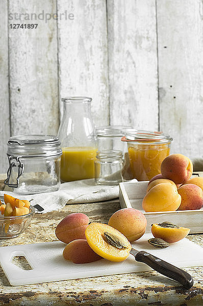 Preparing apricot jam