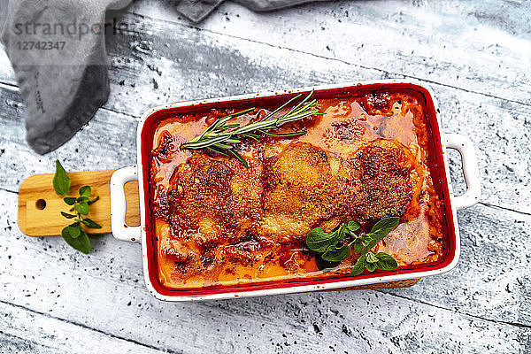 Tuscan pork fillet in gratin dish from above