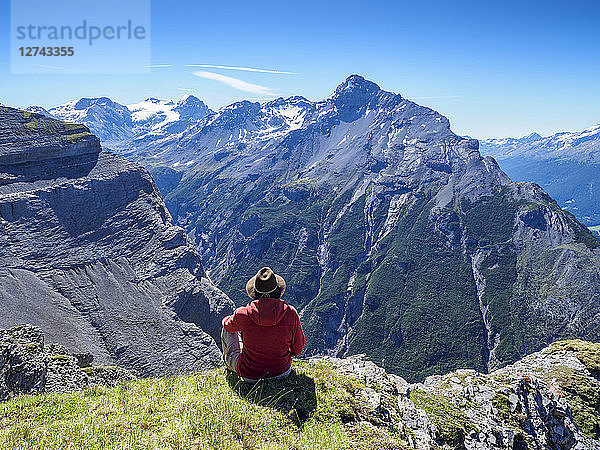 Italy  Lombardy  Sondrio  hiker resting with view to Stelvio Pass and Ortler