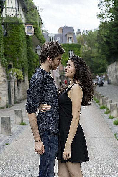 France  Paris  young couple in an alley in the district Montmartre