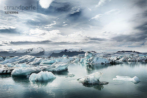 Iceland  South of Iceland  Joekulsarlon glacier lake  icebergs