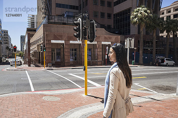 Mature woman walking in the city  crossing street