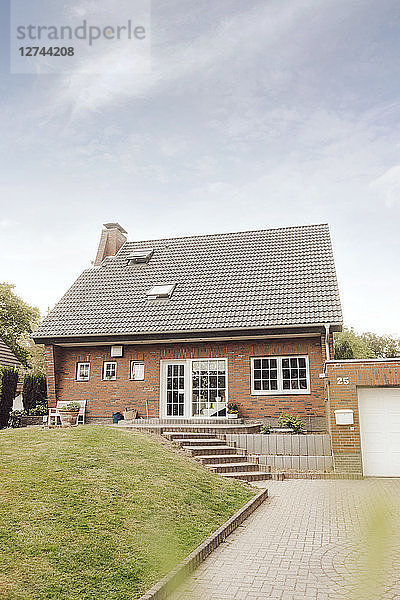 One-family house with garden and driveway