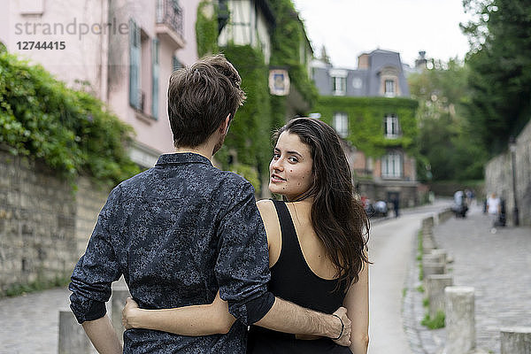 France  Paris  young couple in an alley in the district Montmartre