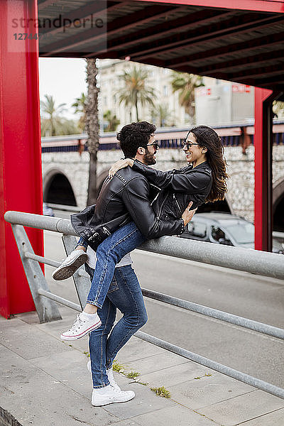 Spain  Barcelona  happy young couple embracing in the city