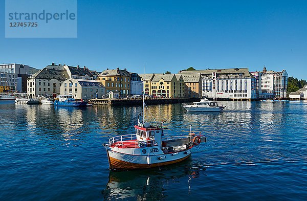 Fischerboot  alter Hafen  Ålesund  Norwegen  Europa