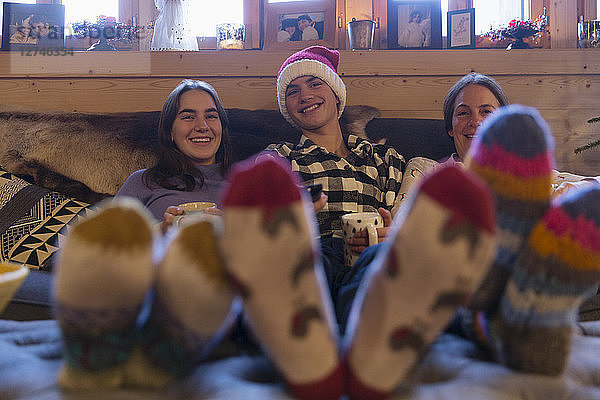 Porträt glückliche Familie in bunten Socken entspannen in Weihnachten Wohnzimmer