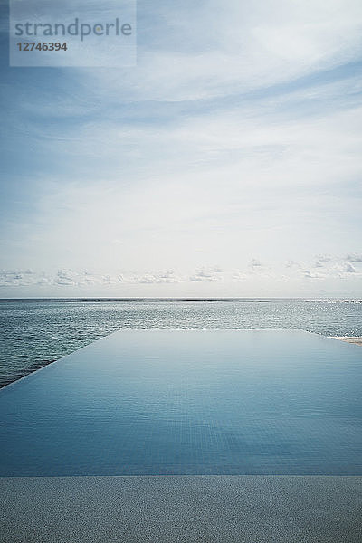 Ruhiger blauer Infinity-Pool und Meer  Malediven  Indischer Ozean