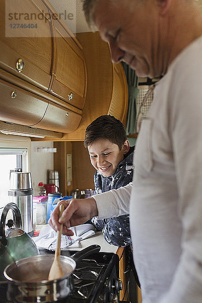 Vater und Sohn kochen im Wohnmobil