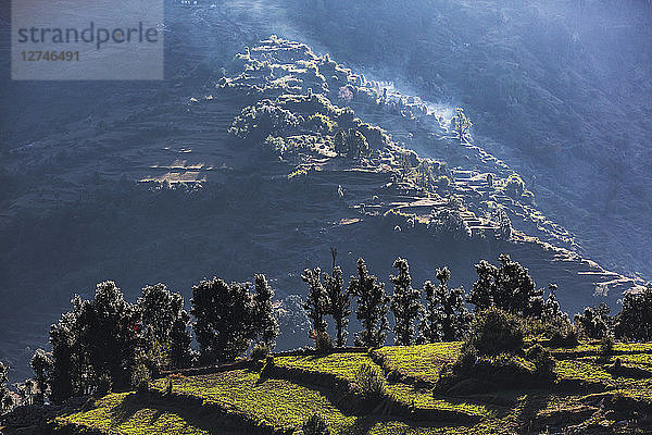 Landschaftliche Ansicht sonnige Ausläufer  Supi Bageshwar  Uttarakhand  Indische Himalaya-Ausläufer