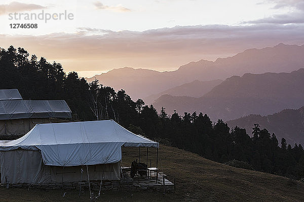 Jurten mit Blick auf die Silhouetten der Berge  Jaikuni  Vorgebirge des indischen Himalaya