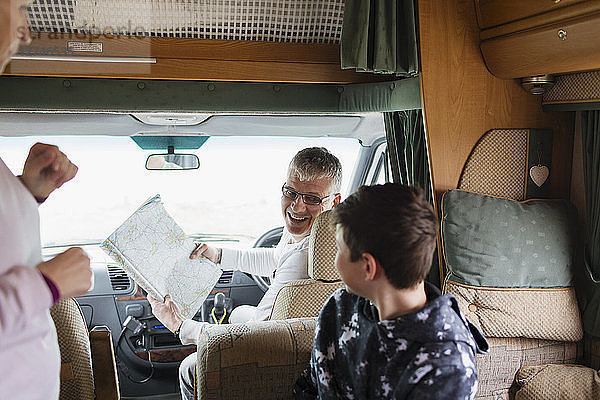 Vater und Sohn betrachten die Karte im Wohnmobil