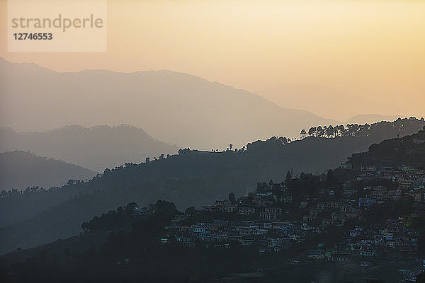 Idyllische Silhouette der Vorberge bei Sonnenuntergang  Supi Bageshwar  Uttarakhand  Vorgebirge des indischen Himalajas