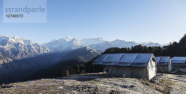 Jurten mit malerischem Bergblick  Jaikuni  Vorgebirge des indischen Himalayas