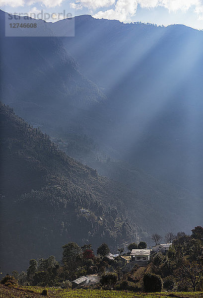 Die Sonne scheint über den ruhigen Ausläufern  Supi Bageshwar  Uttarakhand  Vorgebirge des indischen Himalayas