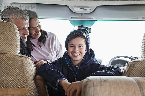 Porträt einer glücklichen  sorglosen Familie im Wohnmobil