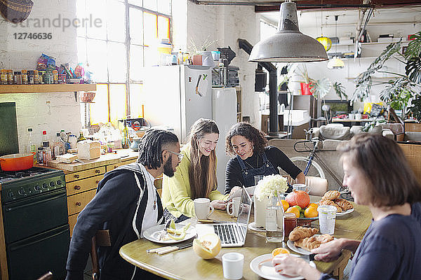 Junger College-Student Mitbewohner Freunde studieren am Frühstückstisch in der Wohnung