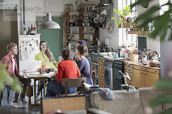 Junger College-Student Mitbewohner Freunde studieren am Küchentisch in der Wohnung
