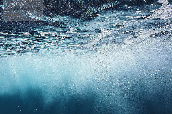 Sonne über blauem Meer  Fidschi  Pazifischer Ozean