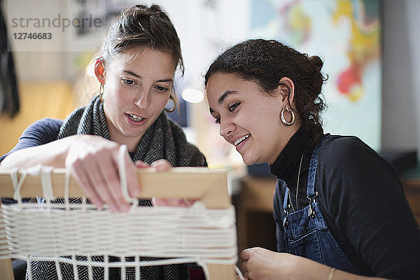 Junge Frauen Freunde machen String Bilderrahmen Kunst