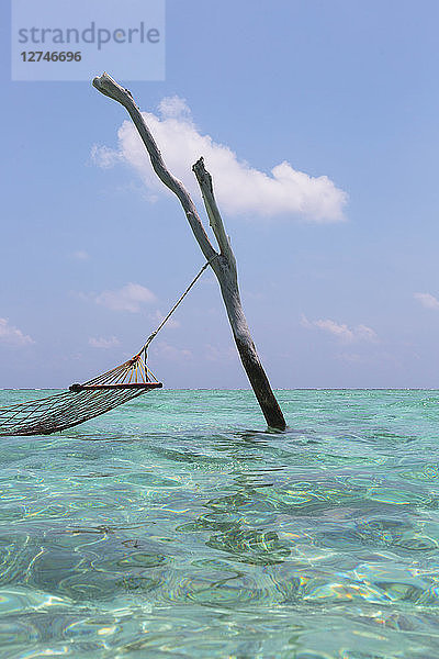 Hängematte über dem ruhigen blauen Ozean  Malediven  Indischer Ozean