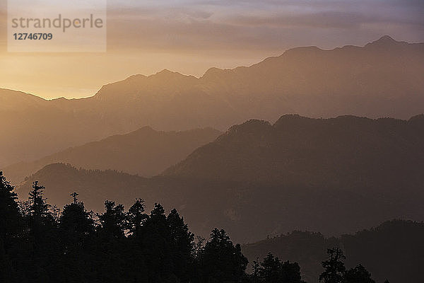 Silhouette ruhigen Bergkette bei Sonnenuntergang  Supi Bageshwar  Uttarakhand  Indian Himalaya Foothills