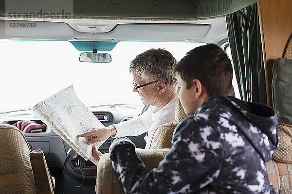 Vater und bald mit Blick auf die Karte im Wohnmobil