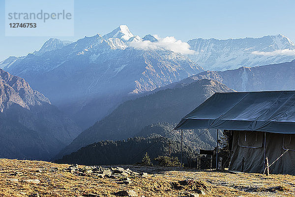 Jurte mit Blick auf die majestätische Bergkette  Jaikuni  Vorgebirge des indischen Himalaya