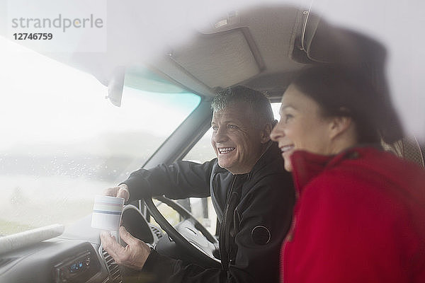 Pärchen trinkt Kaffee im Wohnmobil