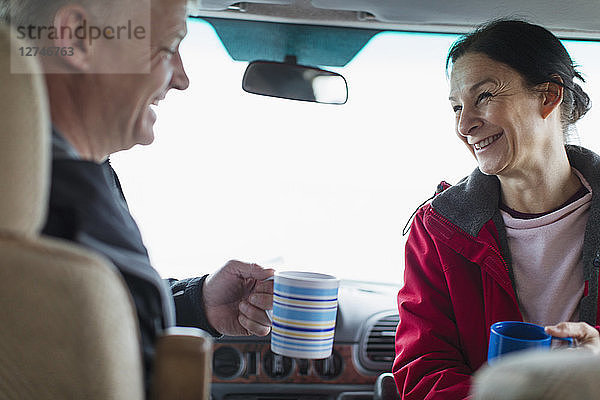 Glückliches Paar trinkt Kaffee im Wohnmobil